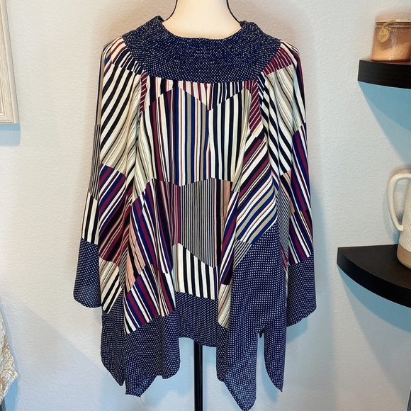 Hazel Blue and White Abstract Poncho - Picture 5 of 8
